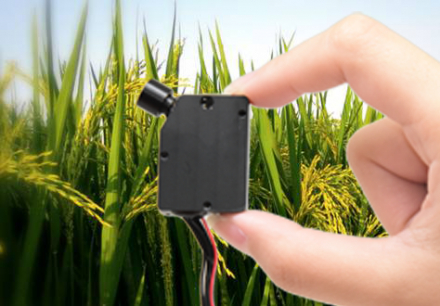 Photo of miniature spectrometer held between two fingers Photo of miniature spectrometer held between two fingers